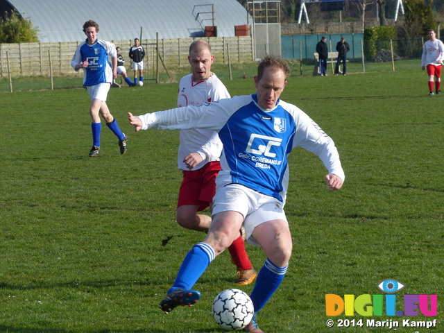 FZ002644 Pepijn voetballen